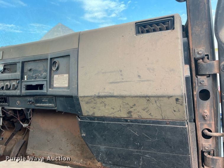 image for item DK7043 1993 International 2554  roll-off container truck