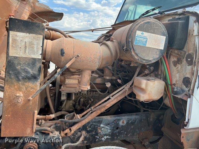 image for item DK7043 1993 International 2554  roll-off container truck