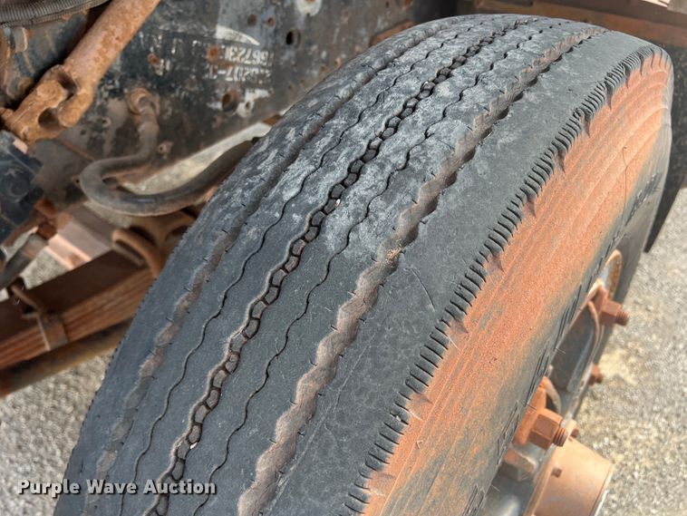 image for item DK7043 1993 International 2554  roll-off container truck