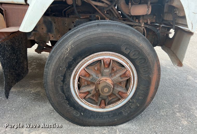 image for item DK7043 1993 International 2554  roll-off container truck