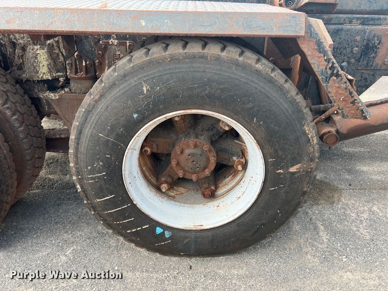 image for item DK7043 1993 International 2554  roll-off container truck