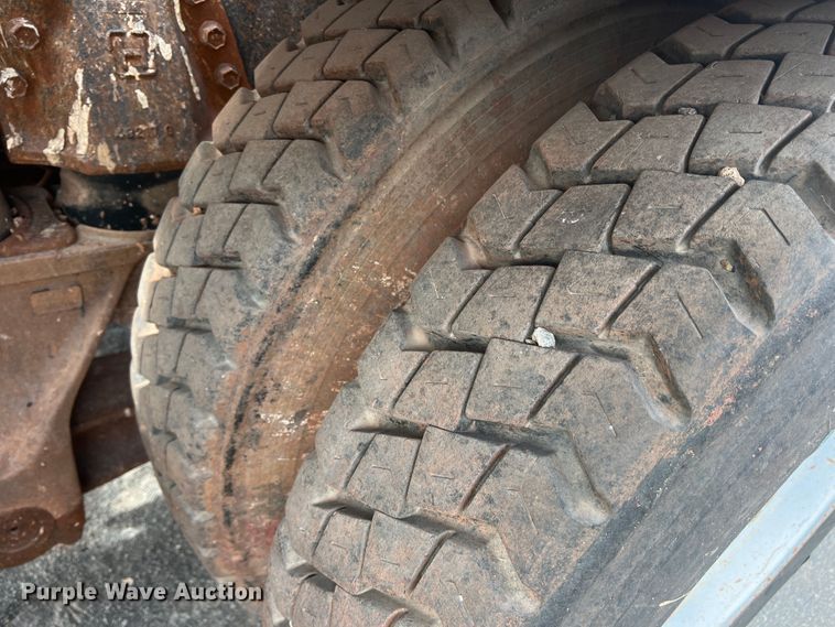 image for item DK7043 1993 International 2554  roll-off container truck