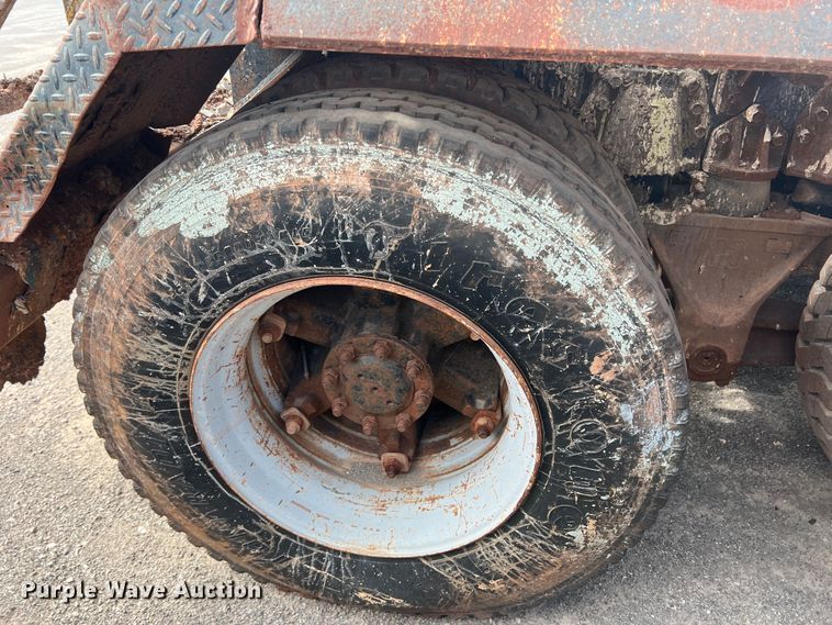 image for item DK7043 1993 International 2554  roll-off container truck