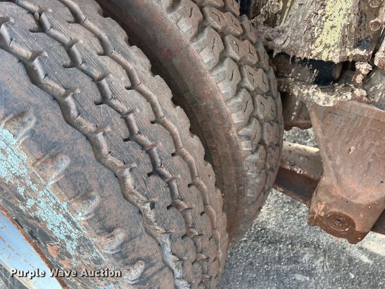 image for item DK7043 1993 International 2554  roll-off container truck