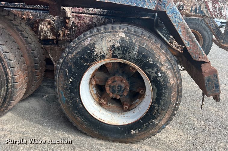 image for item DK7043 1993 International 2554  roll-off container truck