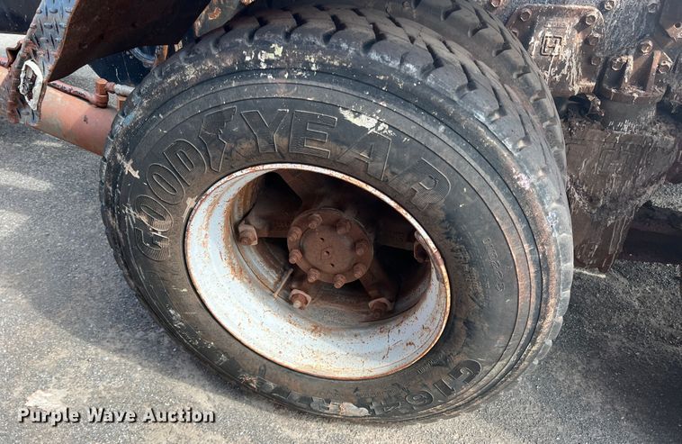 image for item DK7043 1993 International 2554  roll-off container truck