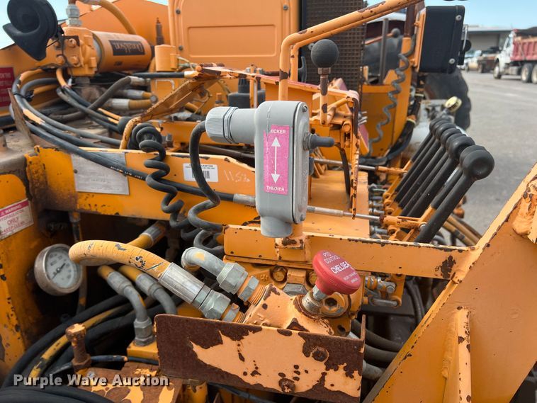 image for item DK7046 1998 LeeBoy L8000T  paver