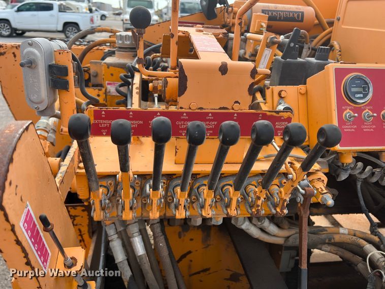 image for item DK7046 1998 LeeBoy L8000T  paver