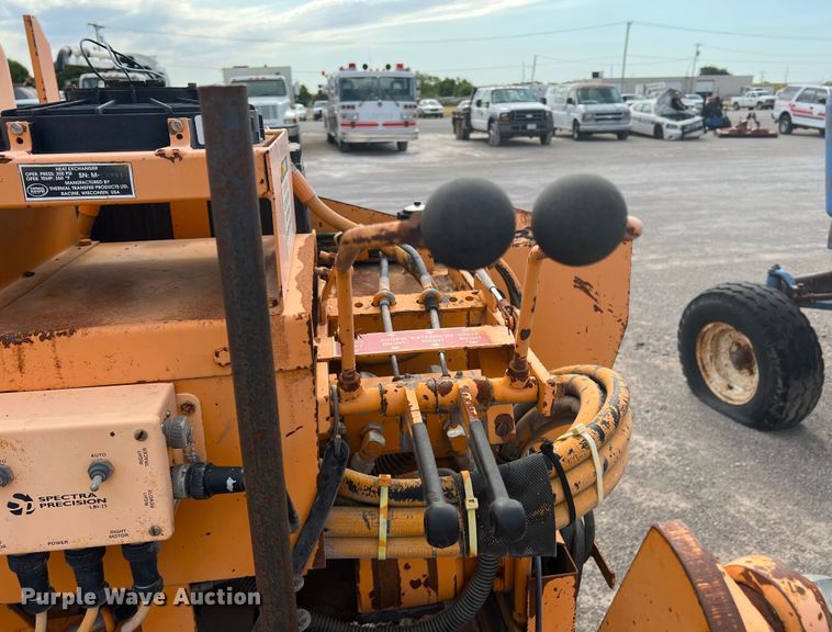 image for item DK7046 1998 LeeBoy L8000T  paver