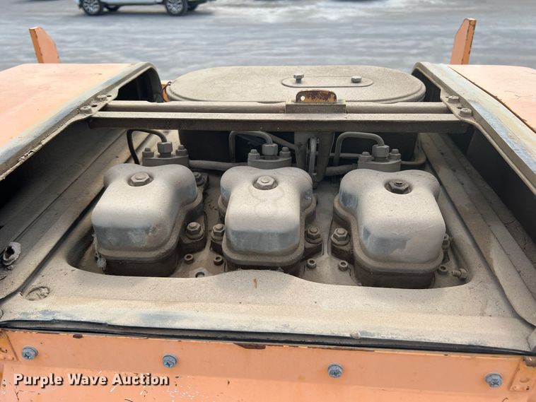 image for item DK7046 1998 LeeBoy L8000T  paver