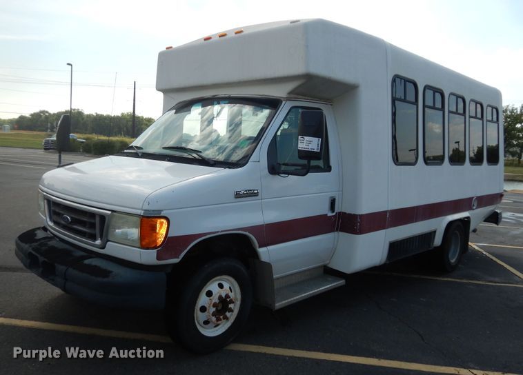 image for item DM3149 2006 Ford E450 Super Duty  shuttle bus