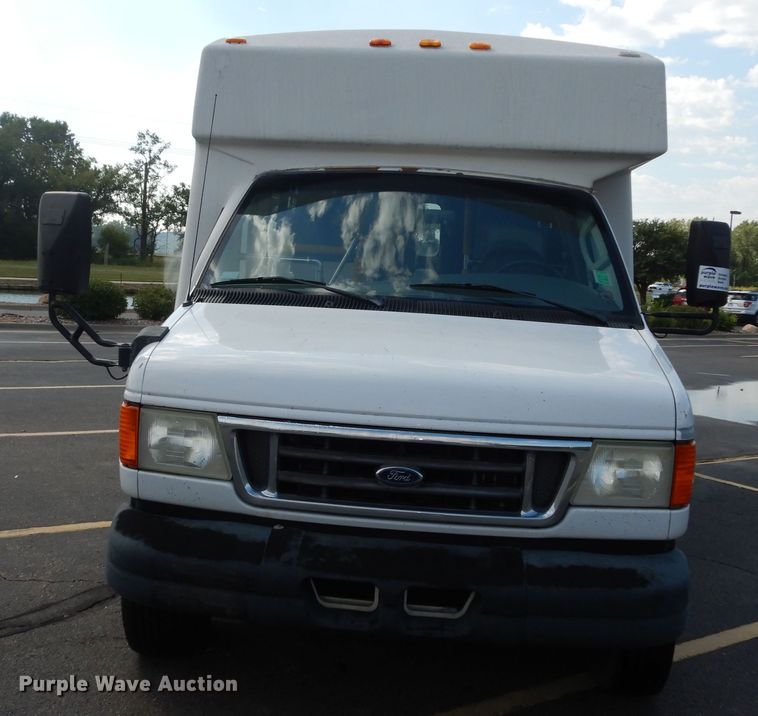 image for item DM3149 2006 Ford E450 Super Duty  shuttle bus