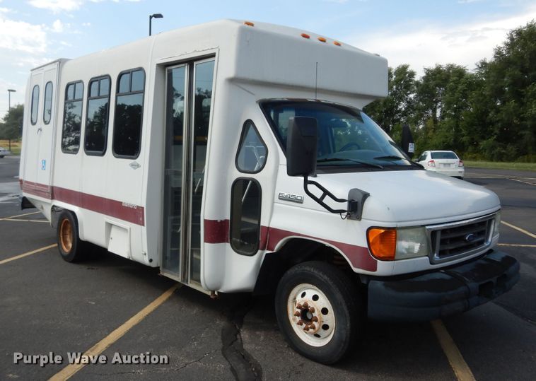 image for item DM3149 2006 Ford E450 Super Duty  shuttle bus