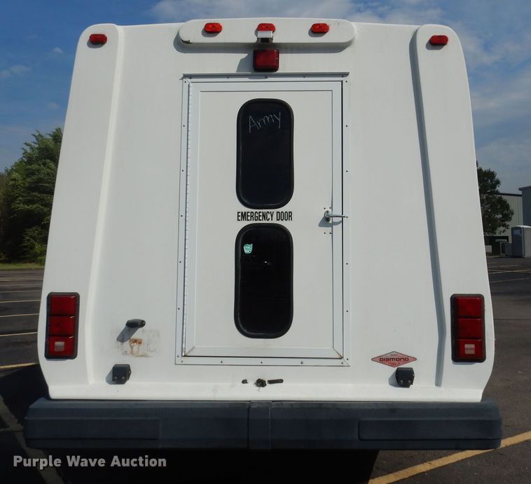 image for item DM3149 2006 Ford E450 Super Duty  shuttle bus