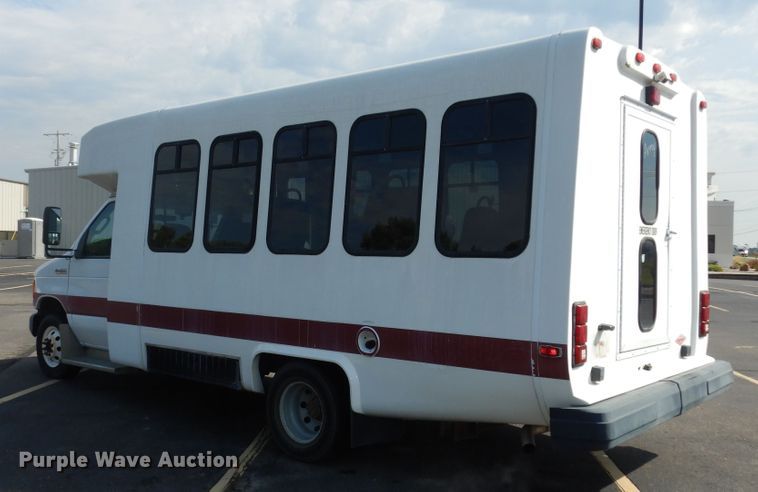 image for item DM3149 2006 Ford E450 Super Duty  shuttle bus