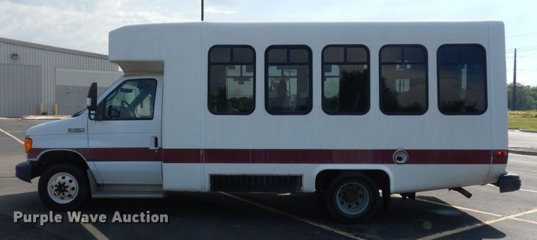 image for item DM3149 2006 Ford E450 Super Duty  shuttle bus