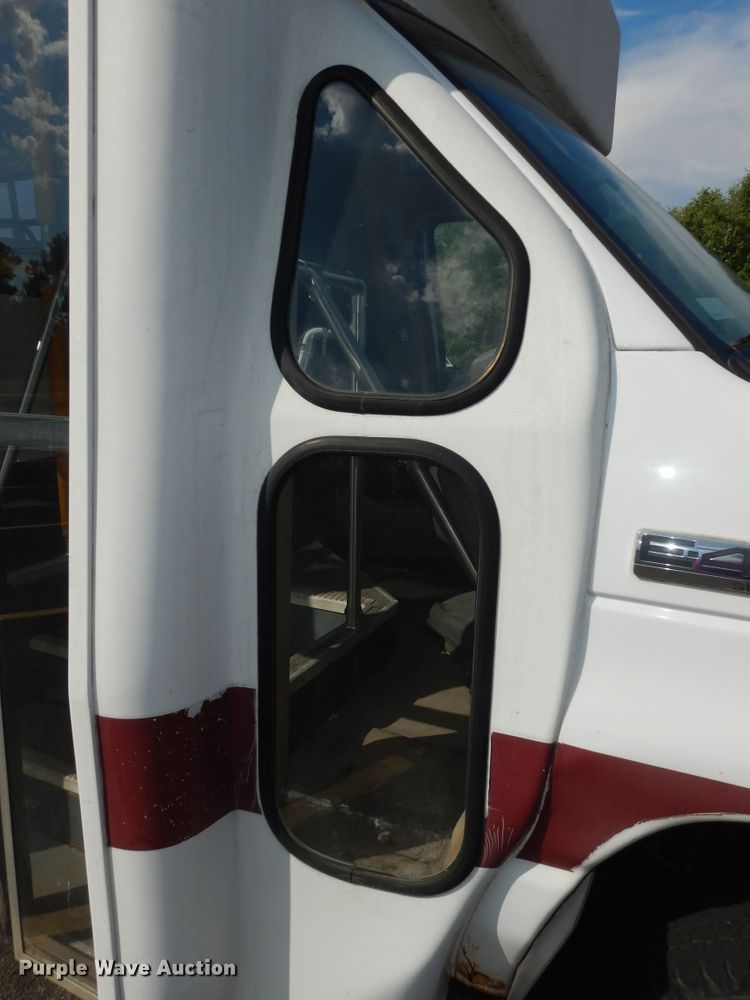 image for item DM3149 2006 Ford E450 Super Duty  shuttle bus