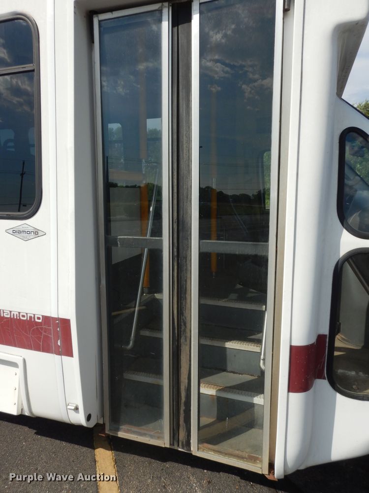 image for item DM3149 2006 Ford E450 Super Duty  shuttle bus