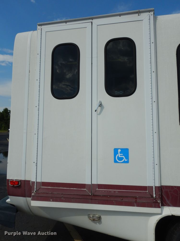 image for item DM3149 2006 Ford E450 Super Duty  shuttle bus