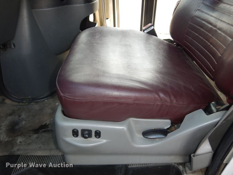 image for item DM3149 2006 Ford E450 Super Duty  shuttle bus