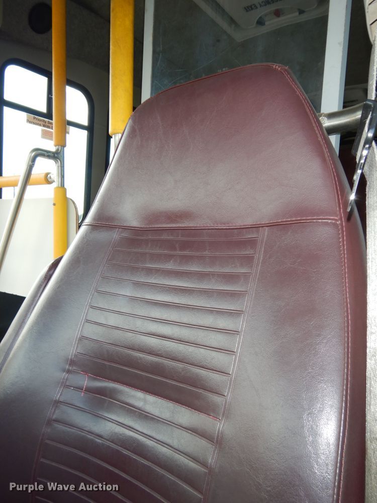 image for item DM3149 2006 Ford E450 Super Duty  shuttle bus