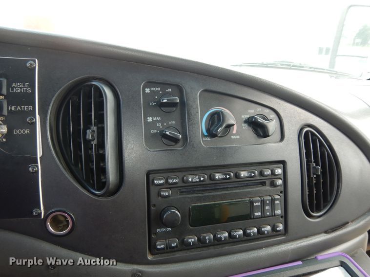 image for item DM3149 2006 Ford E450 Super Duty  shuttle bus