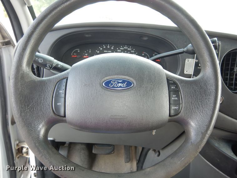 image for item DM3149 2006 Ford E450 Super Duty  shuttle bus