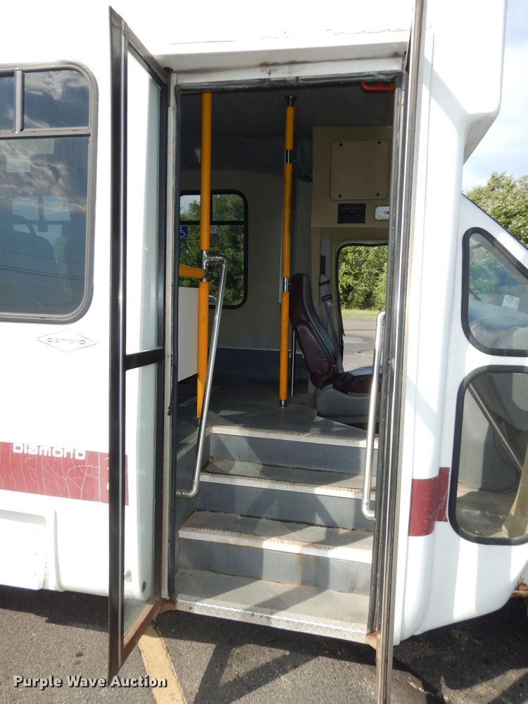 image for item DM3149 2006 Ford E450 Super Duty  shuttle bus