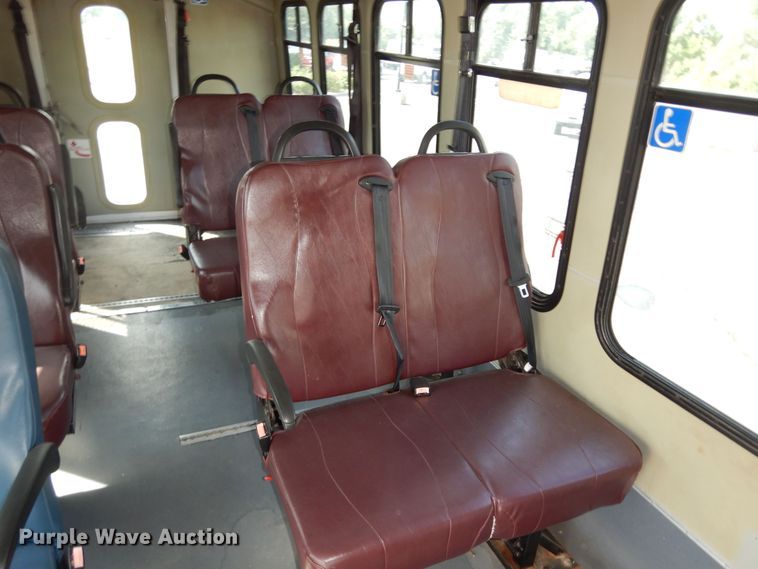 image for item DM3149 2006 Ford E450 Super Duty  shuttle bus