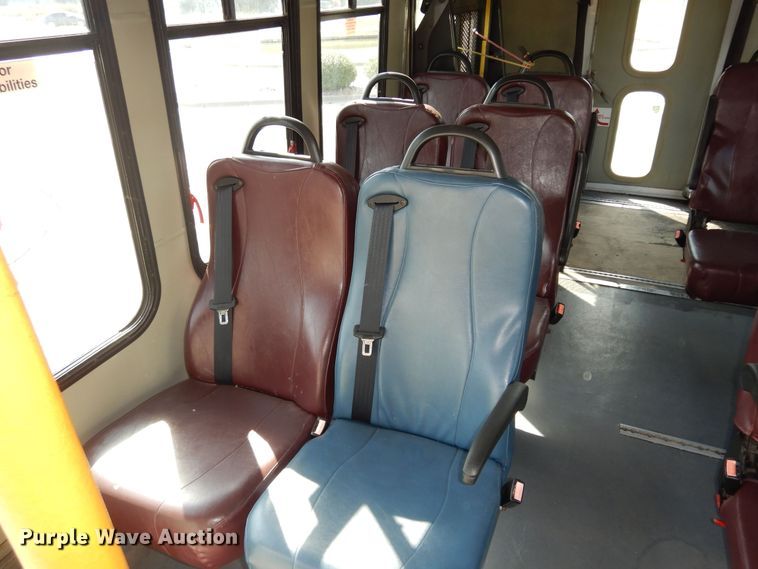 image for item DM3149 2006 Ford E450 Super Duty  shuttle bus