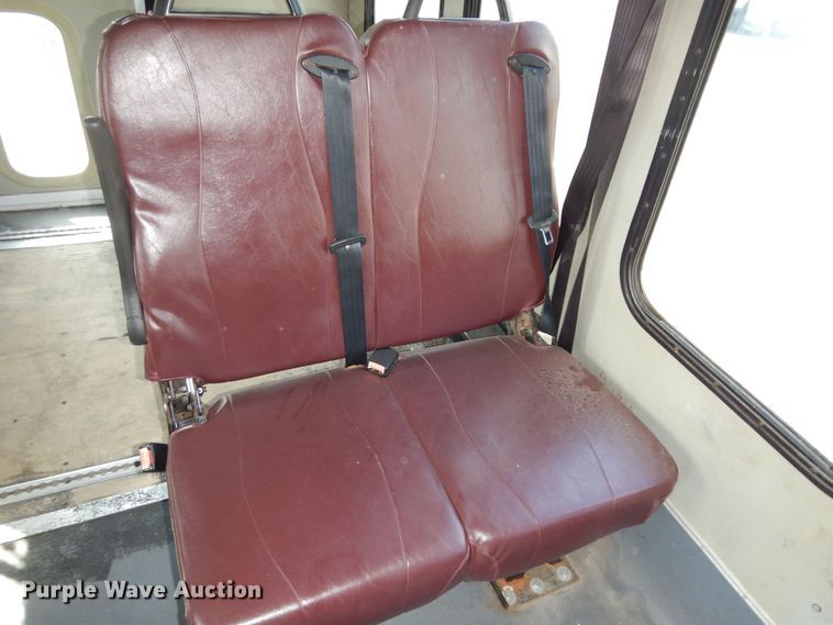 image for item DM3149 2006 Ford E450 Super Duty  shuttle bus