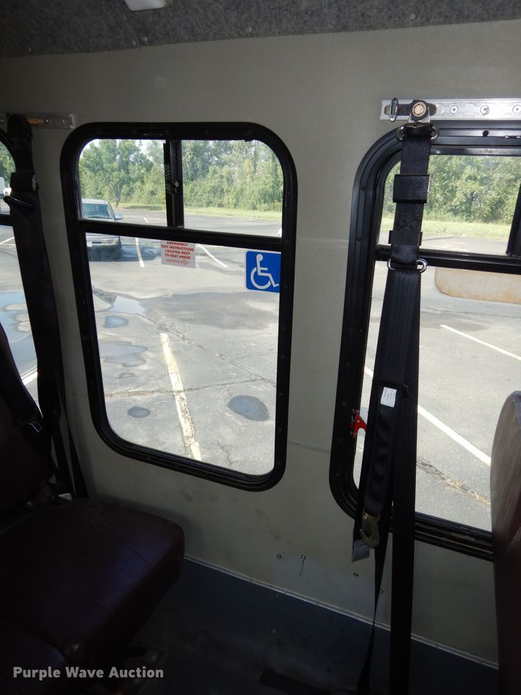 image for item DM3149 2006 Ford E450 Super Duty  shuttle bus