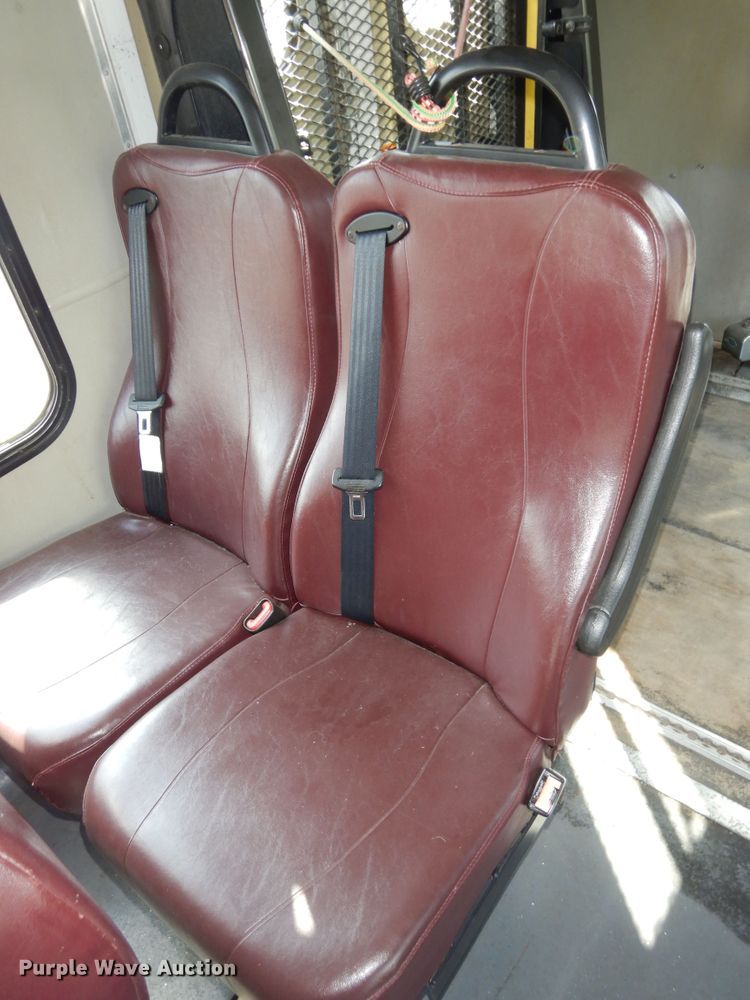 image for item DM3149 2006 Ford E450 Super Duty  shuttle bus