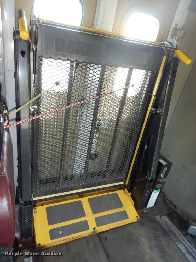 image for item DM3149 2006 Ford E450 Super Duty  shuttle bus