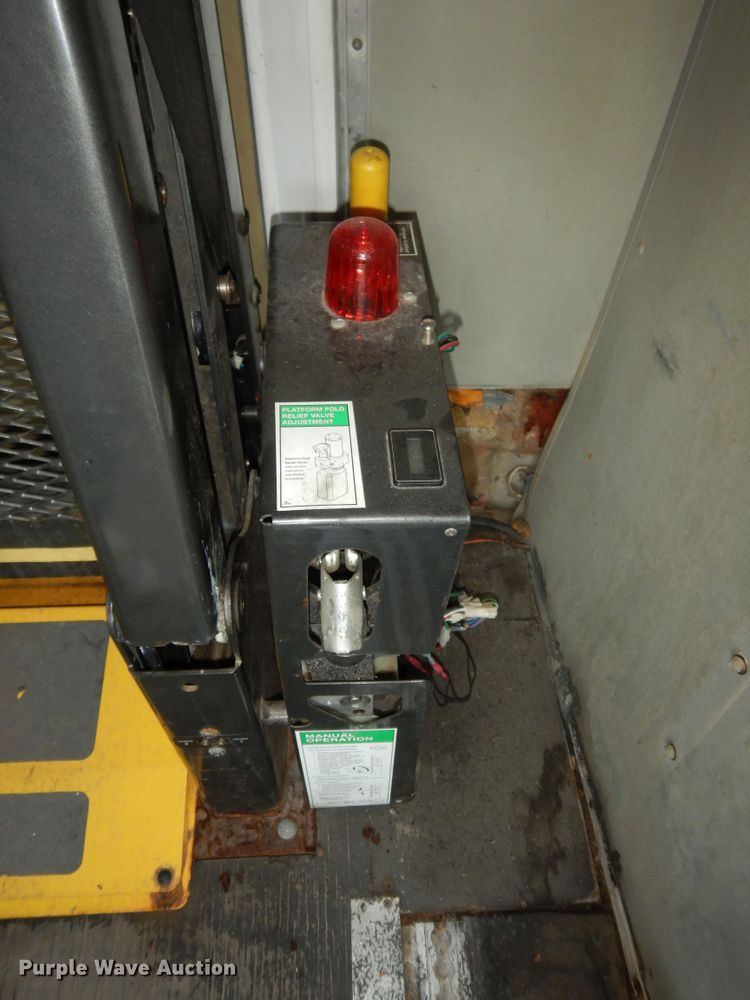 image for item DM3149 2006 Ford E450 Super Duty  shuttle bus