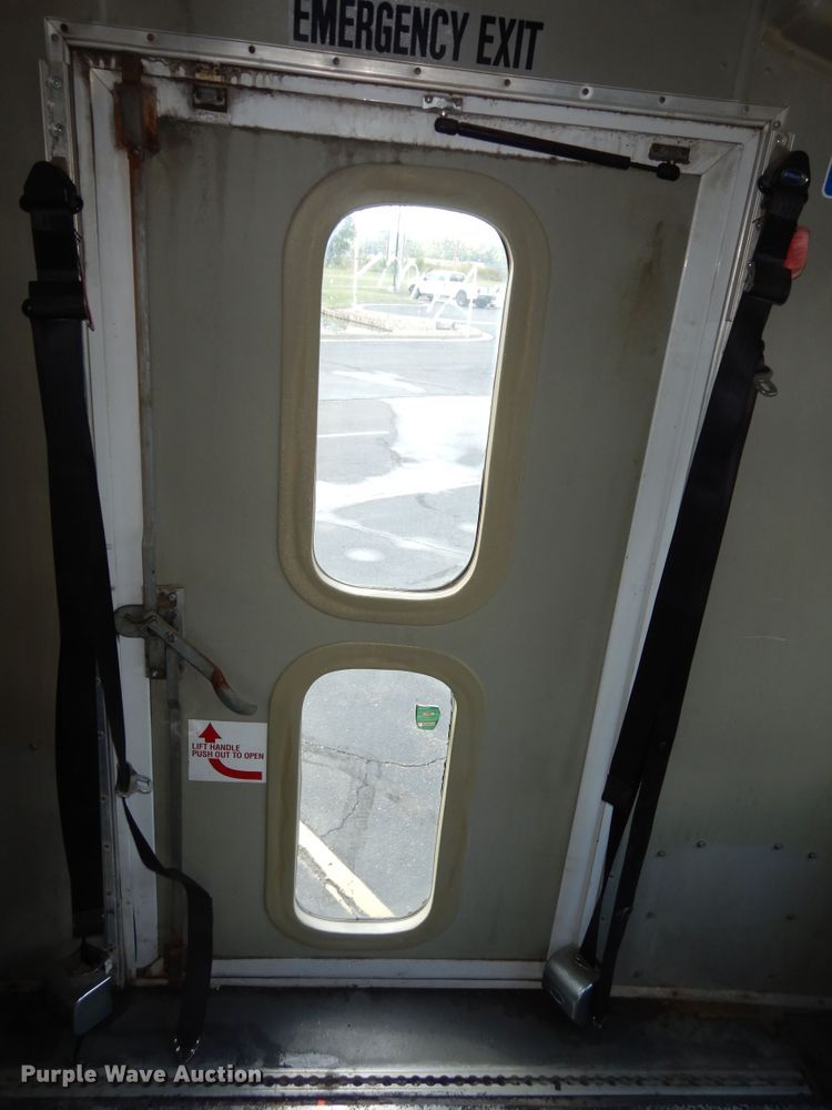 image for item DM3149 2006 Ford E450 Super Duty  shuttle bus