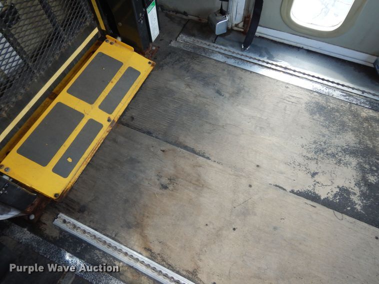 image for item DM3149 2006 Ford E450 Super Duty  shuttle bus