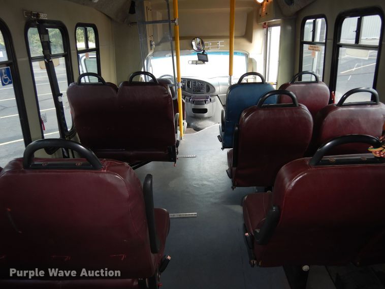 image for item DM3149 2006 Ford E450 Super Duty  shuttle bus