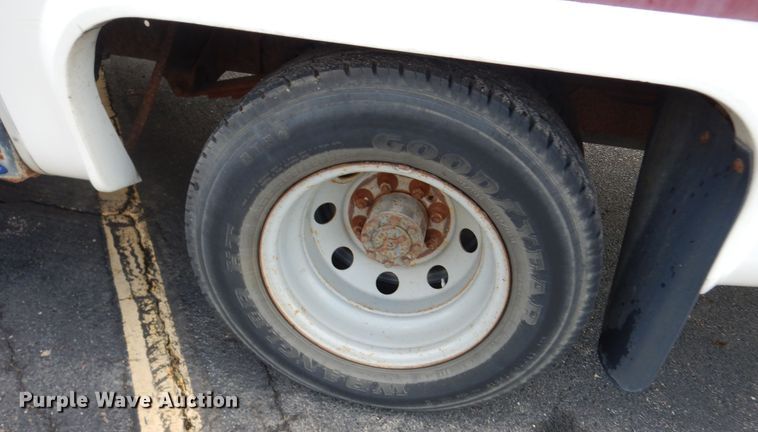 image for item DM3149 2006 Ford E450 Super Duty  shuttle bus