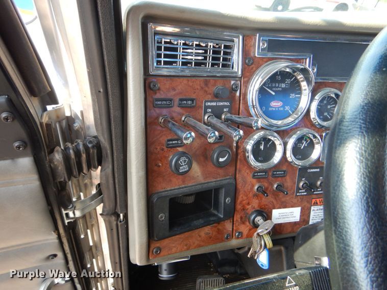 image for item DO1564 2004 Peterbilt 330  satelite broadcasting truck