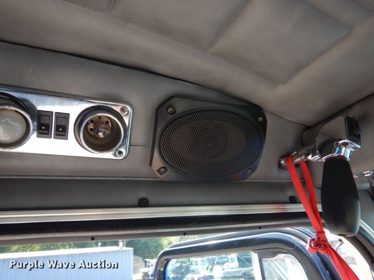 image for item DO1564 2004 Peterbilt 330  satelite broadcasting truck