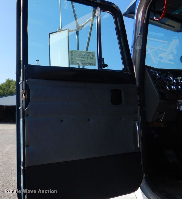 image for item DO1564 2004 Peterbilt 330  satelite broadcasting truck