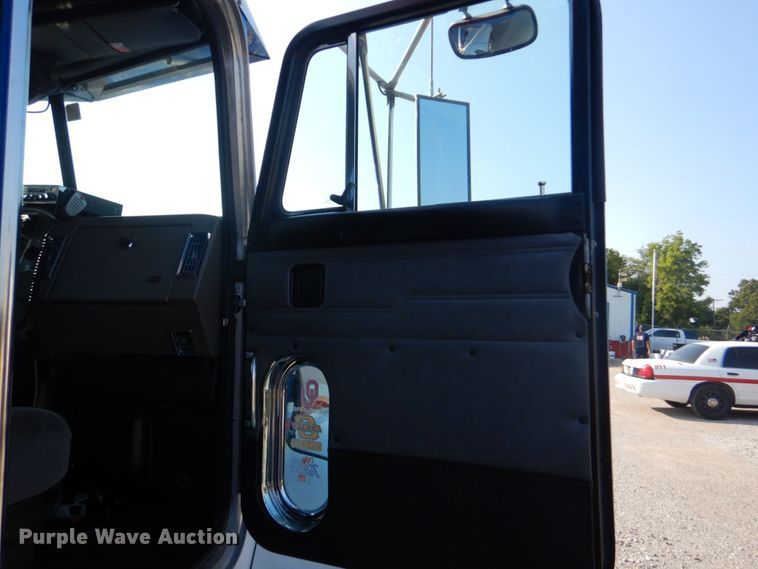 image for item DO1564 2004 Peterbilt 330  satelite broadcasting truck