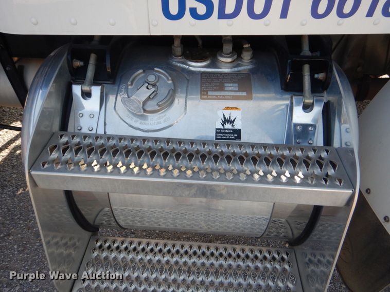 image for item DO1564 2004 Peterbilt 330  satelite broadcasting truck