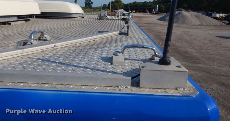 image for item DO1564 2004 Peterbilt 330  satelite broadcasting truck