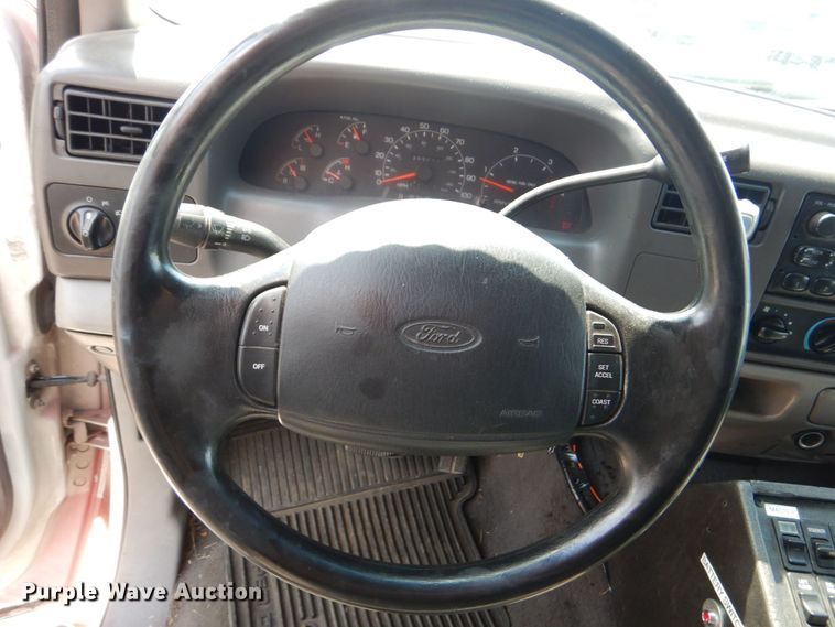 image for item DO1568 2000 Ford F350 Super Duty  ambulance