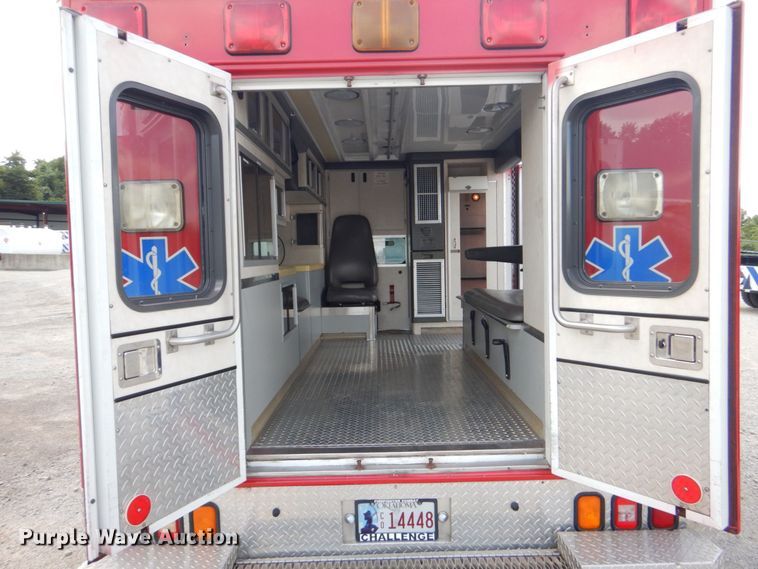 image for item DO1568 2000 Ford F350 Super Duty  ambulance