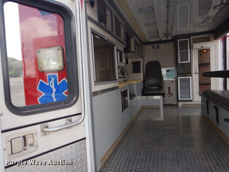 image for item DO1568 2000 Ford F350 Super Duty  ambulance