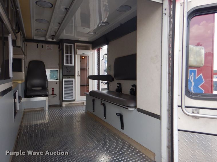 image for item DO1568 2000 Ford F350 Super Duty  ambulance