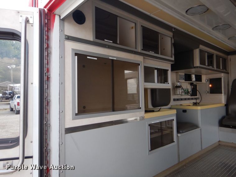 image for item DO1568 2000 Ford F350 Super Duty  ambulance